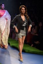 Gauri Khan_s show for Satya Paul at LFW 2015 Day 3 on 20th March 2015 (452)_550d5b56c74e4.JPG