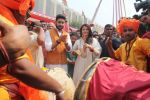 Abhishek Bachchan, Aishwarya Rai Bachchan at Maharastrian New Year Gudi PAdwa Celebrations at Juhu Beach, Mumbai on 21st March 2015 (1)_550ec5535c345.JPG
