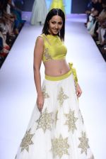 Model walk the ramp for Anushree Reddy Show at Lakme Fashion Week 2015 Day 4 on 21st March 2015 (78)_550ec58e29a3e.JPG