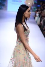 Model walk the ramp for Arpita Mehta Show at Lakme Fashion Week 2015 Day 4 on 21st March 2015 (98)_550ec63ee47bf.JPG
