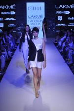 Model walk the ramp for DRVV Show at Lakme Fashion Week 2015 Day 3 on 20th March 2015 (82)_550e8e1616274.JPG