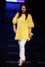 Poonam Dhillon at Payal Singhal Show at Lakme Fashion Week 2015 Day 4 on 21st March 2015 (8)_550ec721a584e.JPG