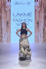 Soha Ali Khan walk the ramp for Babita M Show at Lakme Fashion Week 2015 Day 3 on 20th March 2015 (6)_550e8cf1d6c32.JPG