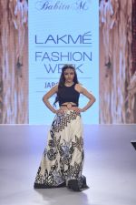 Soha Ali Khan walk the ramp for Babita M Show at Lakme Fashion Week 2015 Day 3 on 20th March 2015 (7)_550e8cfba7d41.JPG