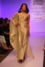 Carol Gracias walk the ramp for Vernadah Show at Lakme Fashion Week 2015 Day 5 on 22nd March 2015 (93)_550ff58c2d717.jpg