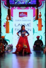 Chitrangada Singh walk the ramp for Tarun Tahiliani Show at Lakme Fashion Week 2015 Day 5 on 22nd March 2015 (2)_550fdd1d76e45.JPG