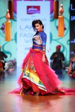 Chitrangada Singh walk the ramp for Tarun Tahiliani Show at Lakme Fashion Week 2015 Day 5 on 22nd March 2015 (39)_550fdd7f46dc0.JPG