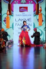 Chitrangada Singh walk the ramp for Tarun Tahiliani Show at Lakme Fashion Week 2015 Day 5 on 22nd March 2015 (42)_550fdd8db6b51.JPG