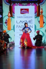 Chitrangada Singh walk the ramp for Tarun Tahiliani Show at Lakme Fashion Week 2015 Day 5 on 22nd March 2015 (43)_550fdd9335c52.JPG