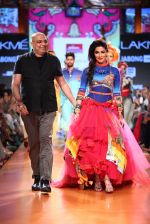 Chitrangada Singh walk the ramp for Tarun Tahiliani Show at Lakme Fashion Week 2015 Day 5 on 22nd March 2015 (45)_550fdd9f67dee.JPG