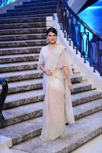 Jacqueline Fernandez at Anamika Khanna Grand Finale Show at Lakme Fashion Week 2015 Day 5 on 22nd March 2015  (70)_550fdff925801.JPG