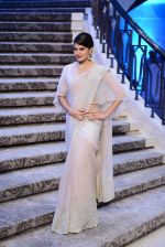 Jacqueline Fernandez at Anamika Khanna Grand Finale Show at Lakme Fashion Week 2015 Day 5 on 22nd March 2015  (73)_550fdfffd1f87.JPG
