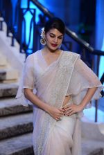 Jacqueline Fernandez at Anamika Khanna Grand Finale Show at Lakme Fashion Week 2015 Day 5 on 22nd March 2015  (78)_550fe00ac353f.JPG