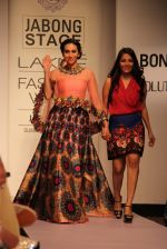Karisma Kapoor walk the ramp for Neha Aggarwal Show at Lakme Fashion Week 2015 Day 5 on 22nd March 2015 (34)_550ff53631204.JPG