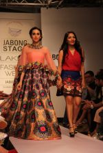 Karisma Kapoor walk the ramp for Neha Aggarwal Show at Lakme Fashion Week 2015 Day 5 on 22nd March 2015 (36)_550ff53863cae.JPG