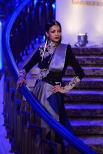 Model walk the ramp for Anamika Khanna Grand Finale Show at Lakme Fashion Week 2015 Day 5 on 22nd March 2015  (133)_550fe11b56a14.JPG