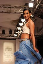 Model walk the ramp for Farah Sanjana Show at Lakme Fashion Week 2015 Day 5 on 22nd March 2015  (49)_550fdfd3aac10.JPG