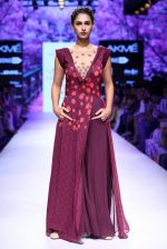 Model walk the ramp for Kunal Anil Tanna Show at Lakme Fashion Week 2015 Day 5 on 22nd March 2015 (63)_550fdc4e88f8f.JPG