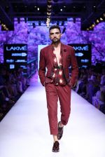 Model walk the ramp for Kunal Anil Tanna Show at Lakme Fashion Week 2015 Day 5 on 22nd March 2015 (68)_550fdc5929958.JPG