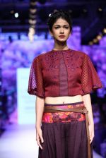 Model walk the ramp for Kunal Anil Tanna Show at Lakme Fashion Week 2015 Day 5 on 22nd March 2015 (80)_550fdc7672de1.JPG