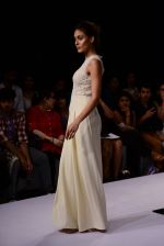 Model walk the ramp for Ridhi Mehra Show at Lakme Fashion Week 2015 Day 5 on 22nd March 2015 (61)_551009922352e.JPG