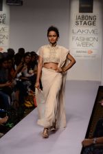 Model walk the ramp for Ridhi Mehra Show at Lakme Fashion Week 2015 Day 5 on 22nd March 2015 (68)_5510099c281bb.JPG