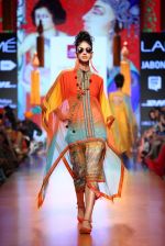 Model walk the ramp for Tarun Tahiliani Show at Lakme Fashion Week 2015 Day 5 on 22nd March 2015 (143)_550fde8aabeb3.JPG