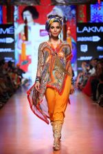 Model walk the ramp for Tarun Tahiliani Show at Lakme Fashion Week 2015 Day 5 on 22nd March 2015 (148)_550fde957bd4b.JPG