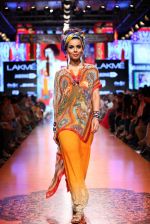 Model walk the ramp for Tarun Tahiliani Show at Lakme Fashion Week 2015 Day 5 on 22nd March 2015 (151)_550fde9b2859f.JPG