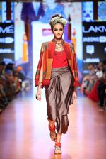 Model walk the ramp for Tarun Tahiliani Show at Lakme Fashion Week 2015 Day 5 on 22nd March 2015 (194)_550fdef16deec.JPG
