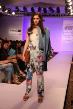 Model walk the ramp for Vernadah Show at Lakme Fashion Week 2015 Day 5 on 22nd March 2015 (31)_550ff5cd9d64f.jpg