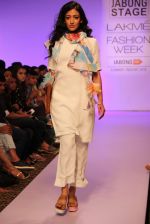 Model walk the ramp for Vernadah Show at Lakme Fashion Week 2015 Day 5 on 22nd March 2015 (33)_550ff5cfac417.jpg