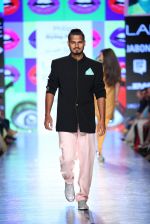 Model walk the ramp for Wendell Rodricks Show at Lakme Fashion Week 2015 Day 5 on 22nd March 2015 (169)_550fde5a02d23.JPG