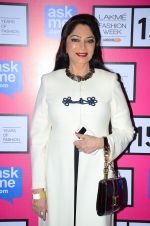 Simi Garewal at Anamika Khanna Grand Finale Show at Lakme Fashion Week 2015 Day 5 on 22nd March 2015(248)_550fe64f25c8e.JPG