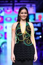 Waluscha D_Souza walk the ramp for Wendell Rodricks Show at Lakme Fashion Week 2015 Day 5 on 22nd March 2015 (16)_550fdcec195f7.JPG