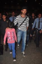 Hrithik Roshan returns from Maldives in Mumbai Airport on 23rd March 2015 (12)_55112c8ee83a7.JPG