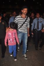 Hrithik Roshan returns from Maldives in Mumbai Airport on 23rd March 2015 (14)_55112c926d9be.JPG