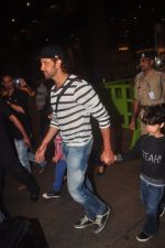 Hrithik Roshan returns from Maldives in Mumbai Airport on 23rd March 2015 (7)_55112c881135a.JPG