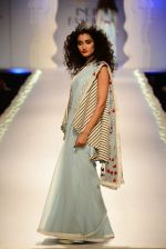 Model walk the ramp for Anju Modi on day 1 of Amazon India Fashion Week on 25th March 2015 (39)_5513ca4b8da83.JPG