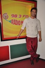 Sushant Singh Rajput for promotion of Detective Byomkesh Bakshi at Radio Mirchi (8)_5513cc1d6f4f8.JPG