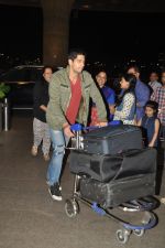 Sidharth Malhotra snapped with his parents in Mumbai Airport on 26th March 2015 (4)_55152d5b7b536.JPG