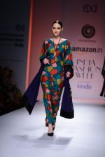 Model walk the ramp for Sonam Dubal on day 4 of Amazon India Fashion Week on 28th March 2015 (144)_5517e5a4a3b66.JPG