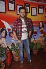 Emraan Hashmi at red fm station in Mumbai on 31st March 2015 (40)_551b937f834a2.JPG