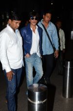 Shahrukh Khan limps back to mumbai post his London Fan Schedule on 3rd April 2015 (28)_551fe4127a680.jpg