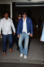 Shahrukh Khan limps back to mumbai post his London Fan Schedule on 3rd April 2015 (6)_551fe3bf10ed9.jpg