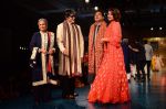 Amitabh Bachchan, Jaya Bachchan, Sonakshi Sinha, Shatrughan Sinha at Manish Malhotra presents Mijwan-The Legacy in Grand Hyatt, Mumbai on 4th April 2015 (422)_55212a0ae050e.JPG