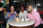 Farah Khan, Nawazuddin Siddiqui at an Irani cafe for Ritesh Batra_s Poetic license launch in Grant Road on 4th April 2015 (12)_552123298ad2b.JPG