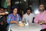 Farah Khan, Nawazuddin Siddiqui at an Irani cafe for Ritesh Batra_s Poetic license launch in Grant Road on 4th April 2015 (24)_5521237d46ba4.JPG