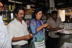 Farah Khan, Nawazuddin Siddiqui at an Irani cafe for Ritesh Batra_s Poetic license launch in Grant Road on 4th April 2015 (29)_55212381ee6ad.JPG