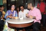 Farah Khan, Nawazuddin Siddiqui at an Irani cafe for Ritesh Batra_s Poetic license launch in Grant Road on 4th April 2015 (34)_5521233357309.JPG